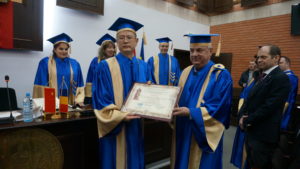 正式授予荣誉博士证书